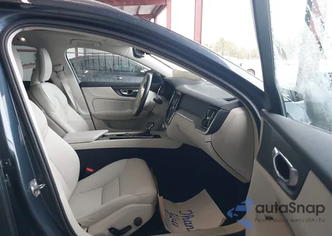 2021 Volvo V60 Cross Country T5 z USA, uszkodzony, nr VIN YV4102WK7M1067670